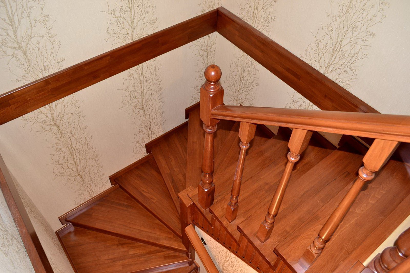 Забежные лестницы второй этаж. Лестница деревянная. Красивые деревянные лестницы. Перила деревянные для лестниц. Перила на забежных ступенях.